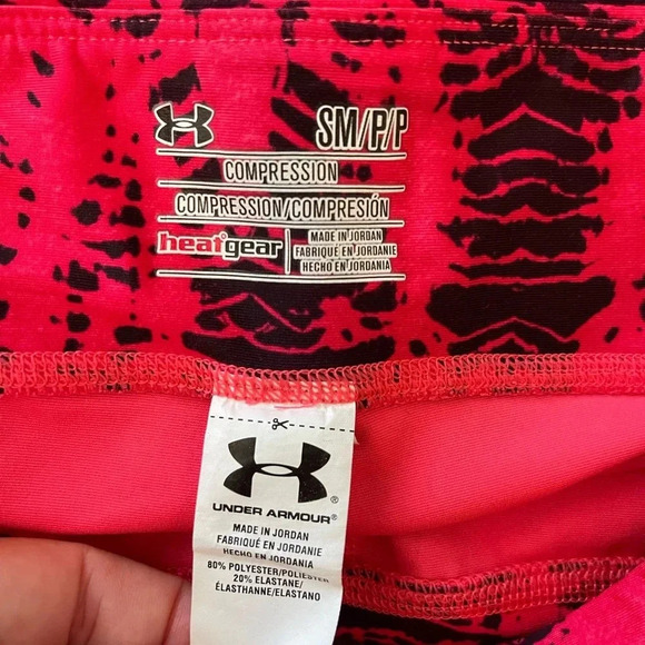 Women’s Under Armour pink & black Capri length leggings Small - Picture 3 of 3